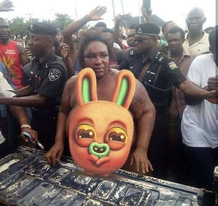 Female Robbers Stripped Nekked And Disgraced In Public After They Were Caught Robbing Photos